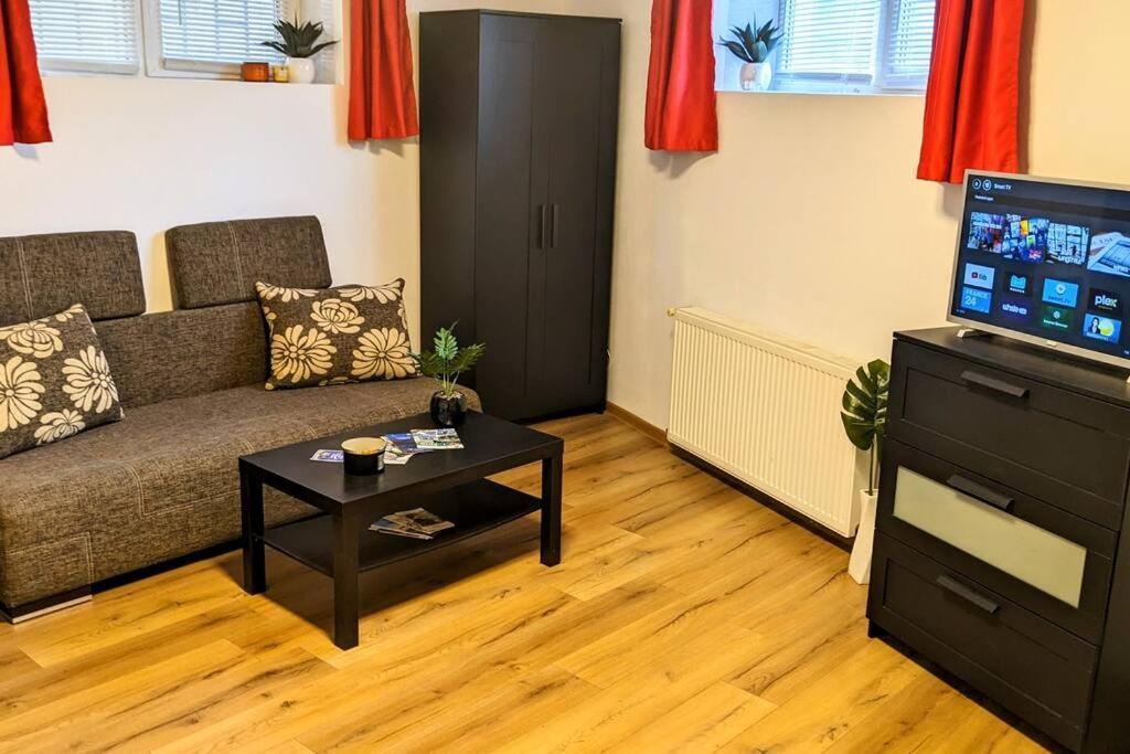 Cosy One Bedroom Flat With Free Parking & Wifi Cluj Napoca Bagian luar foto