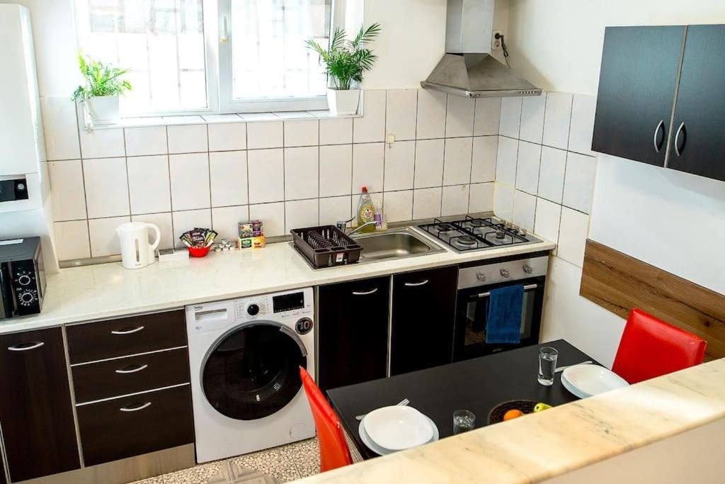 Cosy One Bedroom Flat With Free Parking & Wifi Cluj Napoca Bagian luar foto