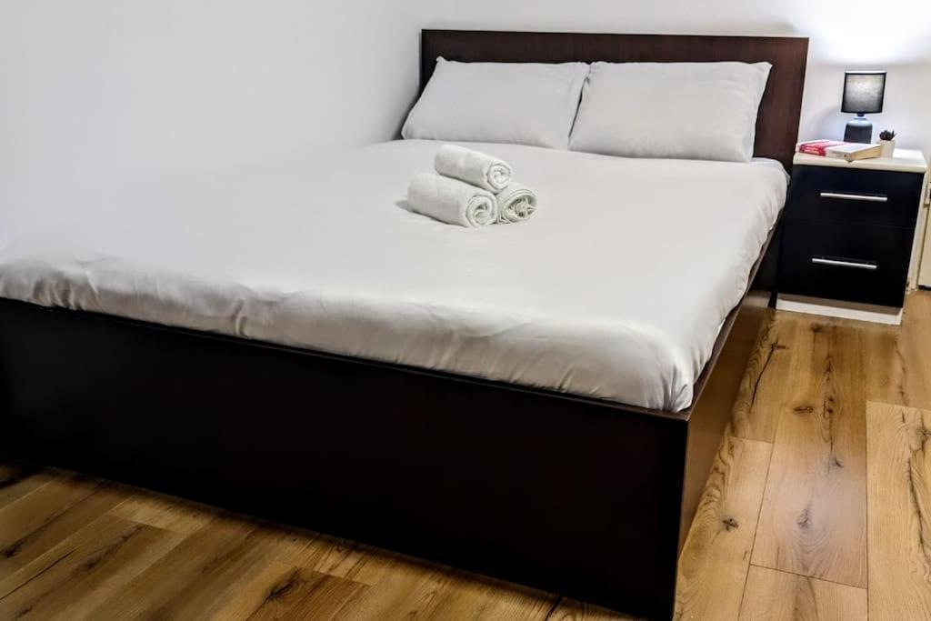 Cosy One Bedroom Flat With Free Parking & Wifi Cluj Napoca Bagian luar foto